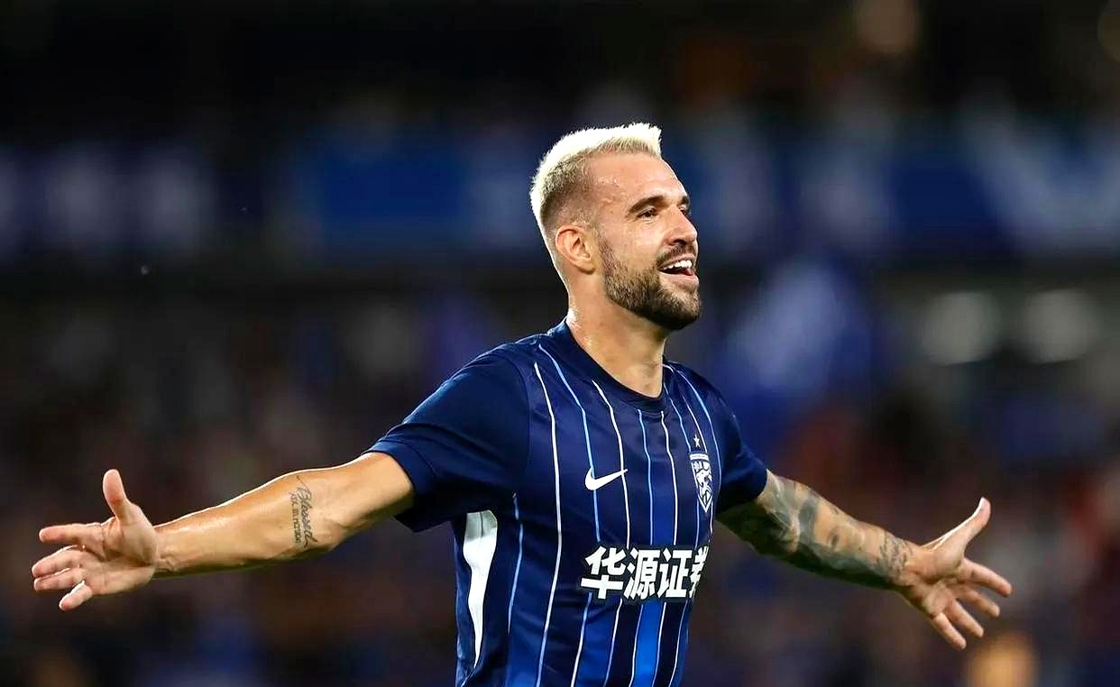 马赛窗口期手感冰凉，志在欧冠名次提升，球迷炸锅，资深球员宣示担当(马男波杰克配图语录)