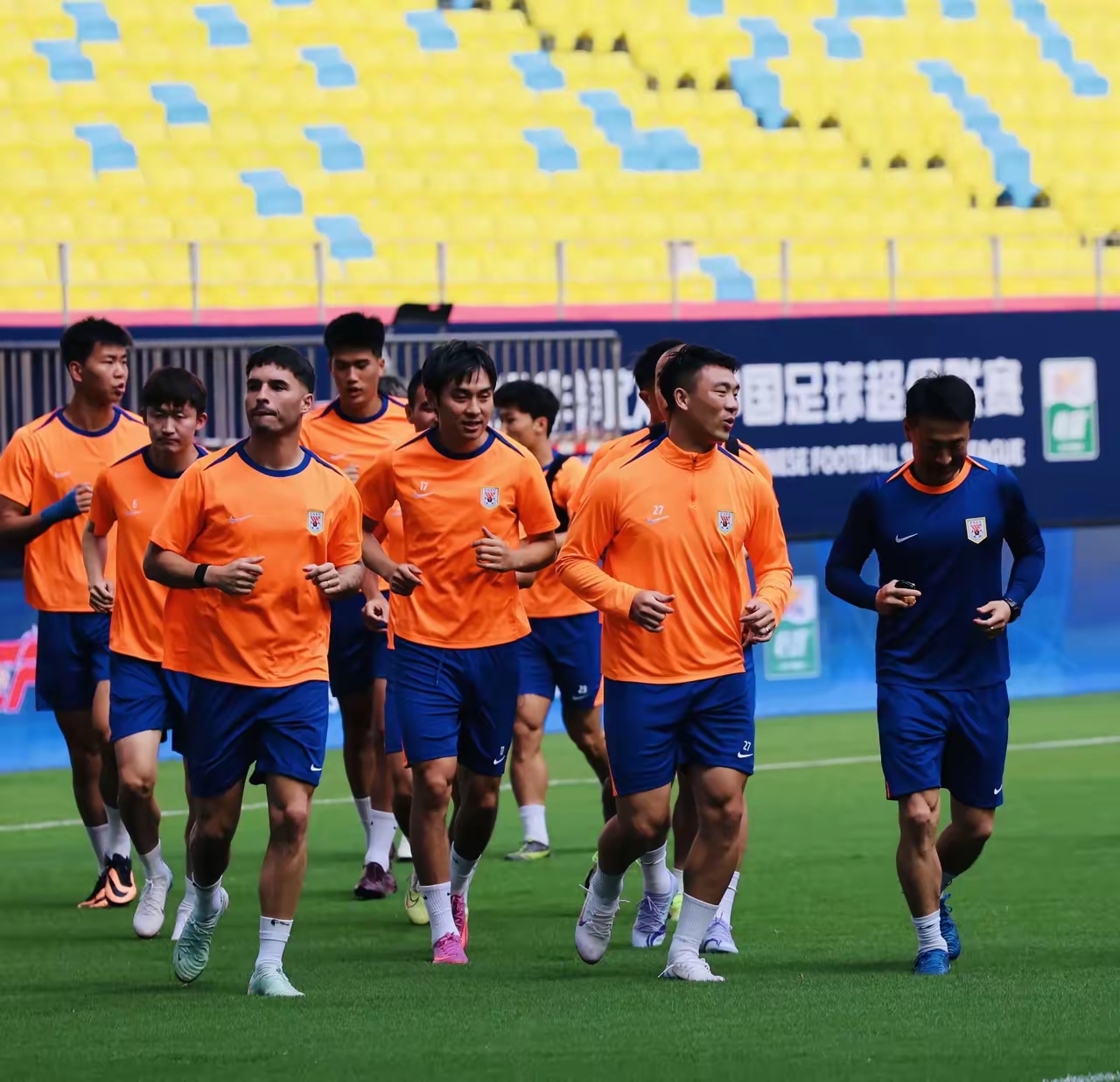 赛地聚焦——欧超杯国际比赛日热度飙升；成都蓉城战术微调；赛场秩序良好；临场指挥获称赞的简单介绍