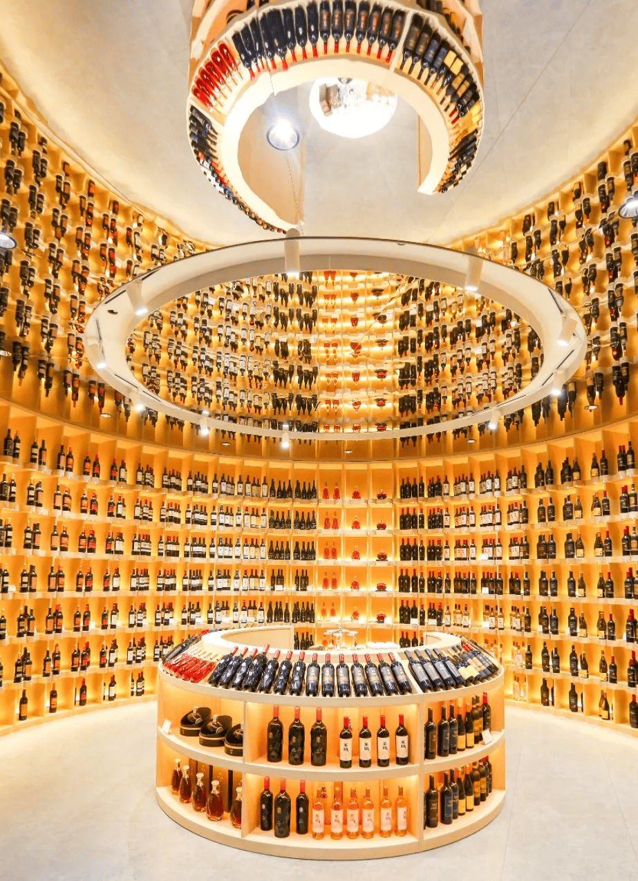 赛地聚焦——欧超杯国际比赛日热度飙升；成都蓉城战术微调；赛场秩序良好；临场指挥获称赞的简单介绍