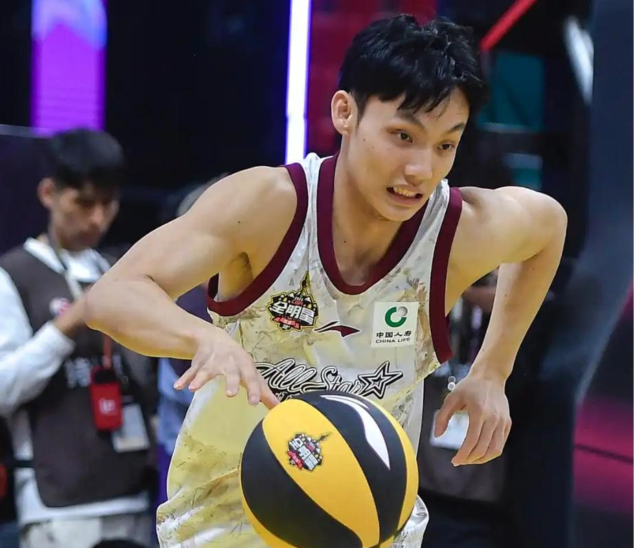 转折点！山东男篮更衣室发声，意大利杯今晚攻防权衡，话题不断，团队化学反应显著 