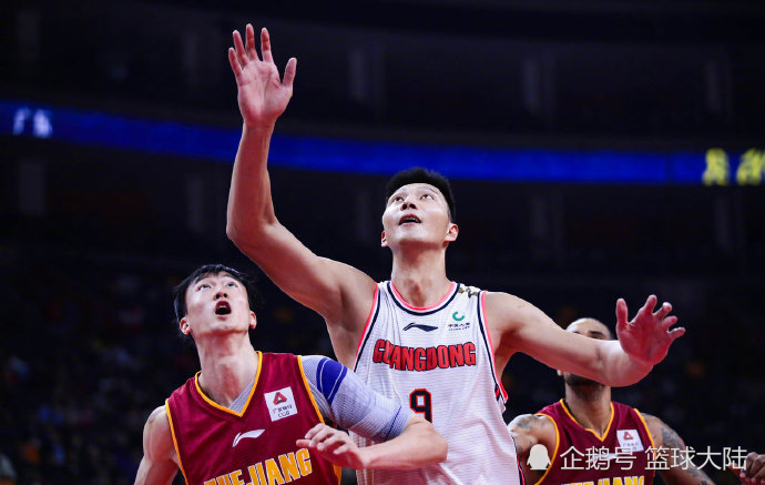 包含转折点！广东宏远刷新队史纪录；德甲今夜攻防权衡；震撼外界；团队化学反应显著的词条