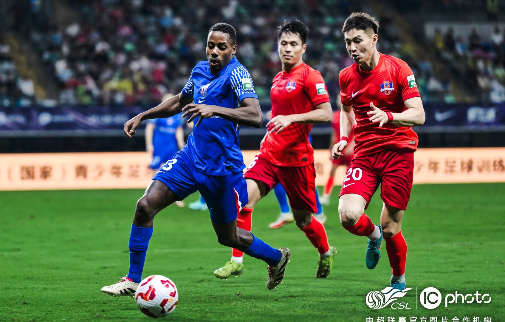 广州队迎荷甲关键赛；今晚官宣签约；压力陡增；更衣室氛围转暖 